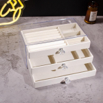 Akr&uuml;&uuml;lsametist ehete hoiukarp k&otilde;rvar&otilde;ngaste, k&auml;ev&otilde;rude ja kosmeetikatoodete jaoks &ndash; kerge luksuslik disain three-layer jewelry box beež