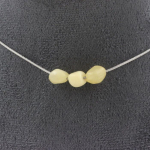 Pierres et Min&eacute;raux. Collier 3 perles Calcite jaune du Royaume-Uni. Chaine en acier Collier femmes, hommes. Taille personnalisable.