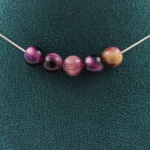 Pierres et Min&eacute;raux. Collier 5 perles Oeil de Tigre violet bicolore 8 mm. Chaine en acier Collier femmes, hommes. Taille personnali