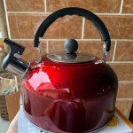 Punane roostevabast terasest vilistav veekeetja, pliidiplaat, k&ouml;&ouml;gin&otilde;ud, k&auml;epidemega teekann