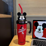 Mickey Mouse isoleeritud joogitops k&otilde;rrega