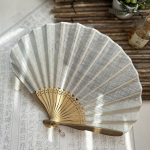Elegantne Retro Kujuline Kestventilaator Puuvilla-linase riie Bambusest Kokkupandavad Ventilaatorid Pulmakingitused K&auml;epiduriga Ventilaator Nikerdatud Ventilaatori Luu Tutt Ripats 1 piece