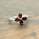Punase granaadi v&auml;&auml;riskiviga s&otilde;rmus 925 sterlingh&otilde;be massiivne punane kivi moekas avalduss&otilde;rmus naistele kingiidee v&auml;&auml;riskividega ehted 4,65 g ligikaudu 7.5 punane