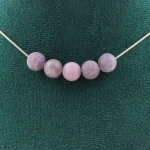 Pierres et Min&eacute;raux. Collier 5 perles Mica violet mat 8 mm. Chaine en acier inoxydable Collier femmes, hommes. Taille personnalisab