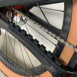 1 tk jalgratta keti tugiposti kaitsmepadi Keti kaitsekleebis Kriimustusvastane kaitsja m&auml;girattale MTB maanteerattale