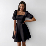 Naiste mood, ruudu kaelusega l&uuml;hikeste varrukatega k&otilde;rge v&ouml;&ouml;kohaga &otilde;huke kleit, seelik vabaajakleidid S