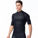 Meeste l&uuml;hikeste varrukatega rannaujumistopid, p&auml;ikese UV-kaitsega ujumisriided Rash Guard Basic Skins T-s&auml;rgid, mustad plusssuurused L