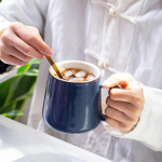 400 ml Euroopa stiilis kerge luksuslik kullav&auml;rviga keraamiline kruus Roheline kohvitass kaanega ja lusikaga piimatass P&uuml;hadekingitused paarile 301-400ml