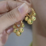 Moodsad rippuvad k&otilde;rvar&otilde;ngad naiste ehete jaoks kuld