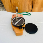 Antiikne vintage prismaatiline alumiiniumkompass, messingist korpus reguleeritava k&otilde;rgusega statiiviga, ainulaadne t&ouml;&ouml;