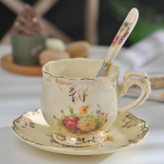 Tere kuum m&uuml;&uuml;k Loominguline keraamiline kohvitass ja taldrik K&auml;sitsi maalitud roosist portselanist teetass ja lusikas Klassikaline joogikingitus 250ml