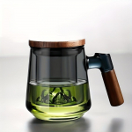 1 tk klaasist teetass infusioonivedeliku ja kaanega, m&auml;e sees, klaasist veetassi joogiklaasid mahla piimatee ja muude suviste talvejookide jaoks