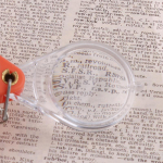 Kaasaskantav oranž k&otilde;rglahutusega suurendusklaas vanadele inimestele Taskuline suurendusklaas, v&auml;ike k&auml;eshoitav kokkupandav v&otilde;tmehoidja luup onesize