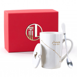 Loov keraamiline kruus &ndash; kaane ja lusikaga T&auml;htkujud, ideaalne kingitus paaridele Aries Gift Box