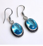 Sinine topaas v&auml;&auml;riskivi k&auml;sitsi valmistatud disainer s&uuml;nnikivi kingitus k&otilde;rvar&otilde;ngas t&auml;is 925 sterling h&otilde;be k&otilde;rvar&otilde;ngas, statement k&otilde;rvar&otilde;ngas