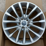&Uuml;hildub BMW 5. seeria 525li, 535, 520, 530 ja 528 velgedega; saadaval 17 , 18 ja 19 alumiiniumvelgede ja rehvidega.