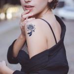 4 lehte naiste poolp&uuml;sivate &uuml;rdimahla t&auml;toveeringu kleebised kehakunsti veekindlate ja kauakestvate v&otilde;ltst&auml;toveeringute jaoks