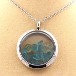 Pierres et Min&eacute;raux. Collier Apatite Paraiba brut. Mod&egrave;le M&eacute;daillon 25 mm. Couleur Argent.