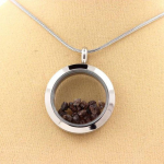 Pierres et Min&eacute;raux. Collier Diamant marron brut. Mod&egrave;le M&eacute;daillon 25 mm. Couleur Argent.