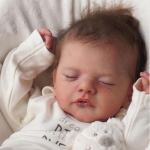 46CM Valmis Reborn-nukk Sam Elutruu Magav Pehme Puuvillakehaga Vasts&uuml;ndinud Nukk 3D Nahk N&auml;htavate Veenidega Juurtega Juustega Taaskasutatud Beebinukud Lastele 46cm Cloth Body Doll