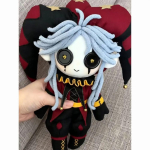 2026 Anime Palus Padi Diivanipadi The Freak Circus Pierrothe Harlequin Riietus Kost&uuml;&uuml;m 25CM Palusloomad Istuv Asend Figuurid 25CM gray