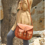 Naiste ehtsast nahast kitse sadulakott Crossbody k&auml;sit&ouml;&ouml;na valmistatud vintage reisitropp 10 x 13 x 3.5 pruun