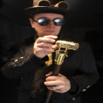 Kuninglik k&auml;sit&ouml;&ouml; jalutuskepp K&auml;sit&ouml;&ouml;na valmistatud peaga messingist v&otilde;lukepid jalutuskepi vanaaegne Victorian Steampunki teleskoop