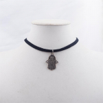 Mustast kunstnahast sametist chokerid naistele, l&uuml;hikese keti ja v&auml;ikeste kaelakeedega, punk stiilis peopesade ripatsitega, krae kaelakee