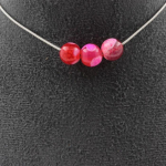 Pierres et Min&eacute;raux. Collier 3 perles Agate craquel&eacute; rouge 8 mm Chaine en acier inoxydable.