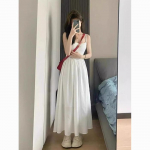 Kevadine v&ouml;&ouml;kohta salendav A-l&otilde;ikeline seelik: V&auml;ike valge v&otilde;i must kleit prantsuse esimese armastuse ja Hepburni m&otilde;juga XL valge