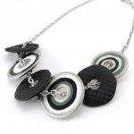 NOA [J2214] &ndash; disainerkaelakee 'Amandine' must valge roheline roheline