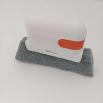 1 tk universaalne akna- ja ukseriba puhastushari, mis puhastab h&otilde;lpsalt v&auml;ikesed vahed ja raamid 1pc hall v&auml;rv