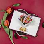 Emadep&auml;evakaardi tervitus sisaldab h&uuml;pikakna s&otilde;numit emale s&uuml;nnip&auml;evaks