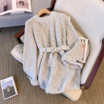 Naiste elegantne paeltega kampsunkleit s&uuml;gis-talve pehme lahtine &uuml;mara kaelusega pikkade varrukatega kootud keskmise pikkusega &uuml;laosa L sinine