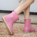 Naiste moodsad pehme tallaga vihmasaapad: Sametise voodriga, veekindel, libisemiskindel, keskmise toruga kummist disain talvekandmiseks. 37 roosa