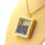 Pierres et Min&eacute;raux. Collier Saphir brut. Mod&egrave;le carr&eacute;. Couleur Or.