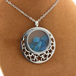 Pierres et Min&eacute;raux. Collier Apatite bleu neon brut. Mod&egrave;le quart de Lune.