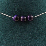 Pierres et Min&eacute;raux. Collier 3 perles Oeil de Tigre violet 8 mm. Chaine en acier inoxydable Collier femmes, hommes. Taille personna