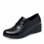 Mustad pehmest nahast &otilde;hukesed t&ouml;&ouml;kingad Naiste &uuml;he kiiluga kontsaga libisemiskindlad pehmest nahast k&otilde;rge kontsaga vabaajajalatsid, mida saab kanda t&ouml;&ouml;l 40 must