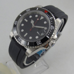 40 mm PVD-kattega kellakorpus, automaatne liikumine, automaatne meeste k&auml;ekell, automaatne kuup&auml;evaga kummist rihm, p&ouml;&ouml;rlev raam