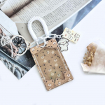 Armas multikas ID-&otilde;pilaskaardi &uuml;mbris t&uuml;drukule loomakaru kirss Kpop idol fotokaardihoidja armas l&auml;bipaistev kaardikaitse