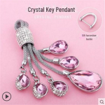 Crystal Diamond auto v&otilde;tmehoidja ripats &ndash; ideaalne aksessuaar teie auto v&otilde;tmehoidjale.