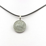 Pierres et Min&eacute;raux. Collier pi&egrave;ce de monnaie Espagne 5 centimos Cavalier ib&eacute;rique. Cordon noir.