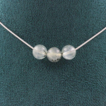 Pierres et Min&eacute;raux. Collier 3 perles Prehnite d'Afrique 8 mm Chaine en acier inoxydable Collier femmes, hommes. Taille personnalis