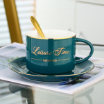 P&otilde;hjamaade stiilis retro kreemjad keraamilised kohvitassid alustassi ja lusikaga, kuldse inglise kruusi disainiga, k&otilde;rge esteetilise v&auml;&auml;rtusega teetasside komplekt 220ML