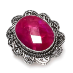 Rubiinist naturaalsest v&auml;&auml;riskivist k&auml;sitsi valmistatud 925 sterlingh&otilde;bedast kinkes&otilde;rmus, suurus 5,5 i4I16