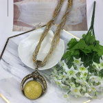 Uus moodne ja retro, etnilise stiiliga kaelakee, &uuml;mmargune &otilde;&otilde;nes kampsun, riisihelmestega kootud kaelakee.