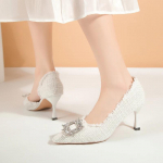 2024. aasta kevad, uued naiste k&otilde;rged kontsad teemantidega tviidstiilis &uuml;ksikud kingad, valge vabaaja mood, kummist &uuml;lemine v&otilde;rgujalats 34 valge