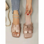 20 v&auml;rvi suveriided, kootud lameda p&otilde;hjaga 36&ndash;43 rannajalatsid, naiste sandaalid ja sussid 36