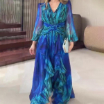 V-kaelusega mullikujuliste varrukatega maksikleit, millel on gradienditr&uuml;kk, v&ouml;&ouml;pael ja as&uuml;mmeetriline all&auml;&auml;r XS sinine